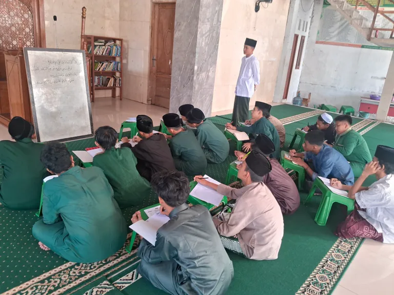 Santri belajar dan mencatat bersama dengan pendampingan pengajar.