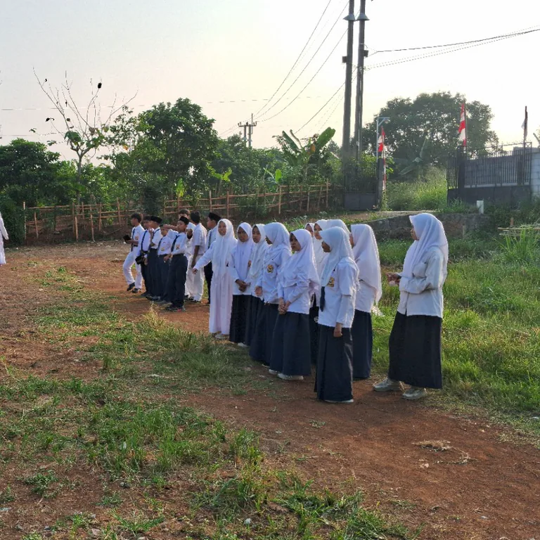 Siswa berbaris bersama di halaman pondok pesantren.