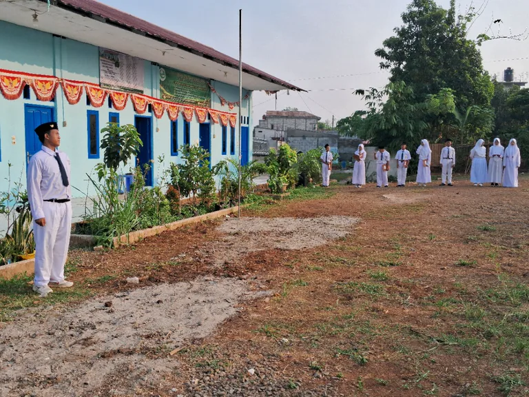 Siswa berseragam mengikuti kegiatan di halaman pondok pesantren.