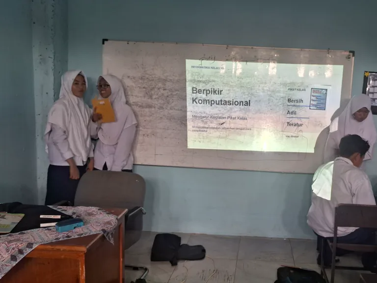 Siswa mempresentasikan materi pelajaran di depan papan tulis kelas.